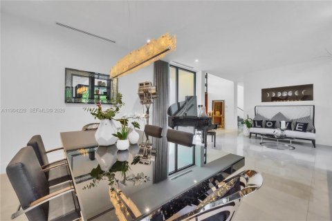 Купить виллу или дом в Майами, Флорида 5 спален, 348.29м2, № 2053905 - фото 13