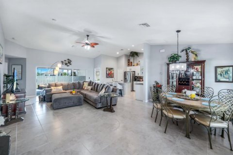 House in Cape Coral, Florida 4 bedrooms, 170.01 sq.m. № 1800416 - photo 8