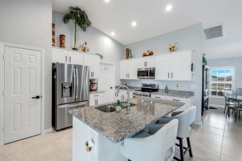 House in Cape Coral, Florida 4 bedrooms, 170.01 sq.m. № 1800416 - photo 12