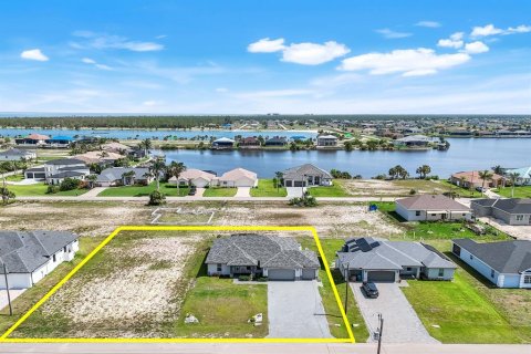 House in Cape Coral, Florida 4 bedrooms, 170.01 sq.m. № 1800416 - photo 7