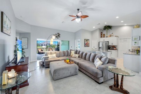 House in Cape Coral, Florida 4 bedrooms, 170.01 sq.m. № 1800416 - photo 9