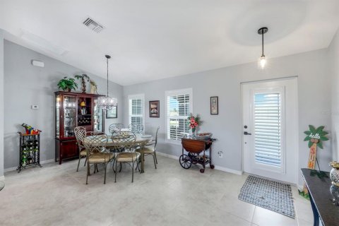 House in Cape Coral, Florida 4 bedrooms, 170.01 sq.m. № 1800416 - photo 17