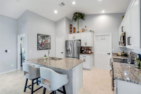 House in Cape Coral, Florida 4 bedrooms, 170.01 sq.m. № 1800416 - photo 13
