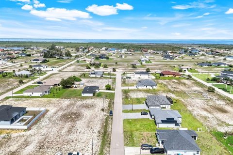 House in Cape Coral, Florida 4 bedrooms, 170.01 sq.m. № 1800416 - photo 30