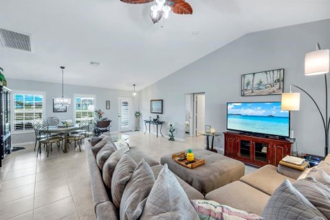 House in Cape Coral, Florida 4 bedrooms, 170.01 sq.m. № 1800416 - photo 11