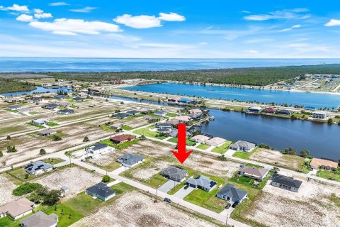 House in Cape Coral, Florida 4 bedrooms, 170.01 sq.m. № 1800416 - photo 6