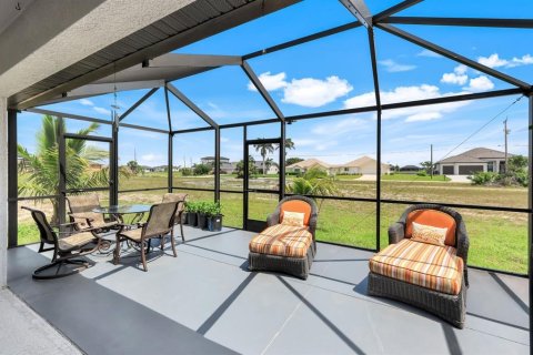 House in Cape Coral, Florida 4 bedrooms, 170.01 sq.m. № 1800416 - photo 5