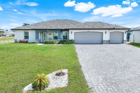 House in Cape Coral, Florida 4 bedrooms, 170.01 sq.m. № 1800416 - photo 1