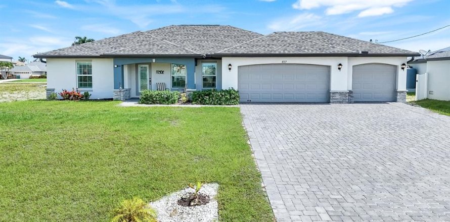 House in Cape Coral, Florida 4 bedrooms, 170.01 sq.m. № 1800416