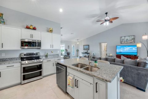 House in Cape Coral, Florida 4 bedrooms, 170.01 sq.m. № 1800416 - photo 15