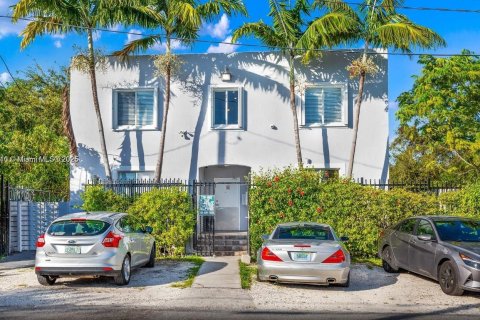 Commercial property in Miami, Florida 387.96 sq.m. № 1860447 - photo 1