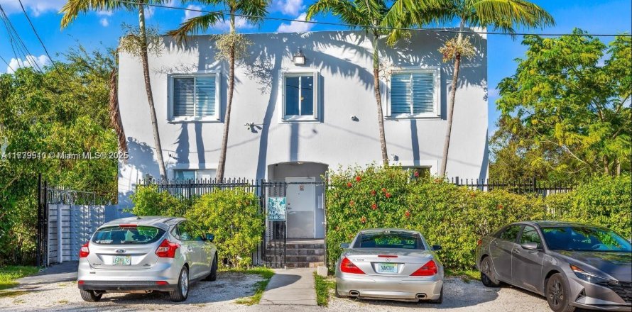 Commercial property in Miami, Florida 387.96 sq.m. № 1860447