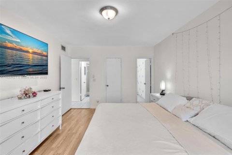 Condo in Fort Lauderdale, Florida, 2 bedrooms  № 1937071 - photo 19