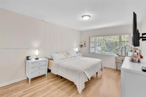 Condo in Fort Lauderdale, Florida, 2 bedrooms  № 1937071 - photo 18