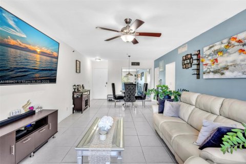 Condo in Fort Lauderdale, Florida, 2 bedrooms  № 1937071 - photo 2