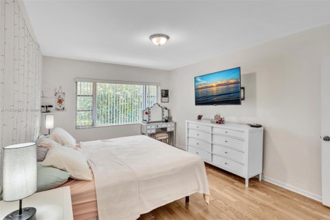 Condo in Fort Lauderdale, Florida, 2 bedrooms  № 1937071 - photo 16