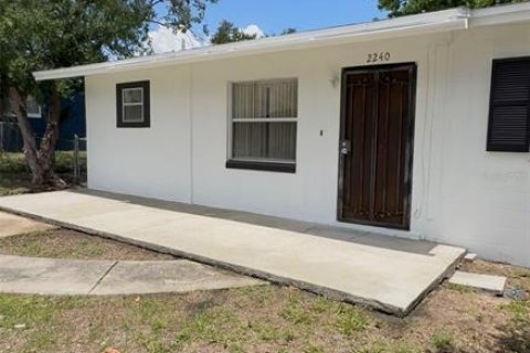 House in Titusville, Florida 4 bedrooms, 109.25 sq.m. № 2155745 - photo 3
