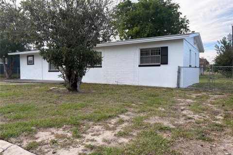 House in Titusville, Florida 4 bedrooms, 109.25 sq.m. № 2155745 - photo 2