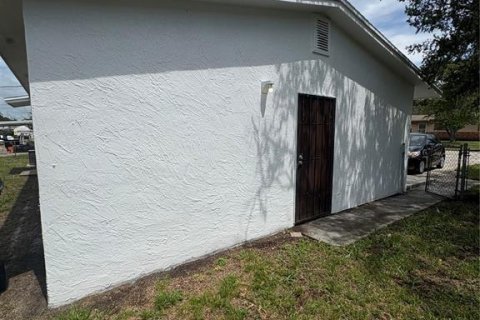House in Titusville, Florida 4 bedrooms, 109.25 sq.m. № 2155745 - photo 25