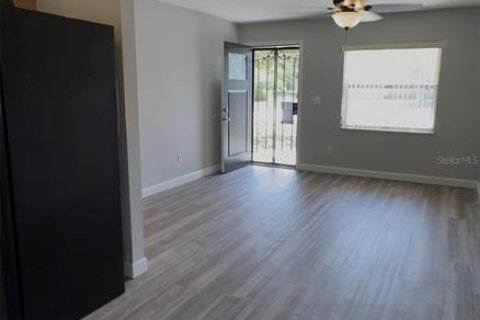 House in Titusville, Florida 4 bedrooms, 109.25 sq.m. № 2155745 - photo 9