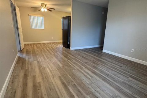 House in Titusville, Florida 4 bedrooms, 109.25 sq.m. № 2155745 - photo 7
