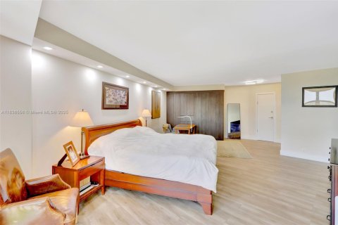 Condo in Key Biscayne, Florida, 2 bedrooms  № 1887875 - photo 12