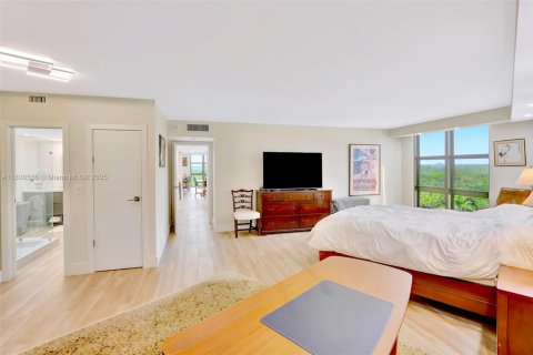 Condo in Key Biscayne, Florida, 2 bedrooms  № 1887875 - photo 11