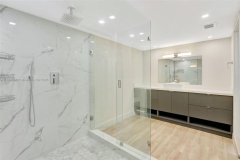 Condo in Key Biscayne, Florida, 2 bedrooms  № 1887875 - photo 13