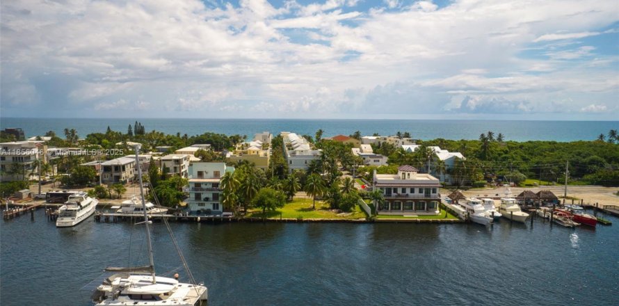 Дом в Холливуд, Флорида 1 спальня № 1963697