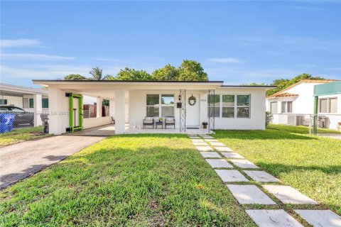 House in Hollywood, Florida 3 bedrooms, 113.15 sq.m. № 1834324 - photo 1