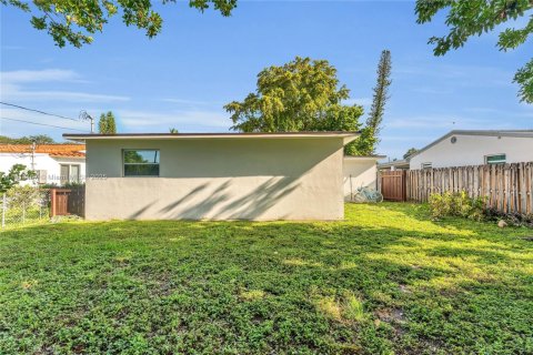 House in Hollywood, Florida 3 bedrooms, 113.15 sq.m. № 1834324 - photo 13