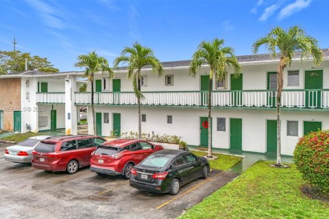 Condo in Miramar, Florida, 1 bedroom  № 2047708 - photo 17