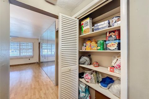 Condo in Miramar, Florida, 1 bedroom  № 2047708 - photo 4