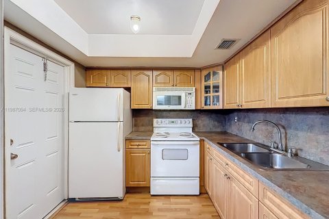 Condo in Miramar, Florida, 1 bedroom  № 2047708 - photo 3