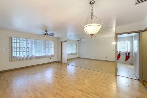 Condo in Miramar, Florida, 1 bedroom  № 2047708 - photo 13