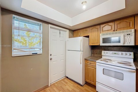 Condo in Miramar, Florida, 1 bedroom  № 2047708 - photo 2