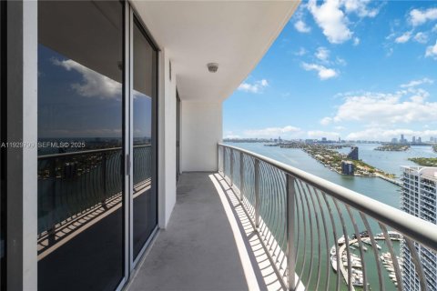 Condo in Miami, Florida, 1 bedroom  № 1988807 - photo 2