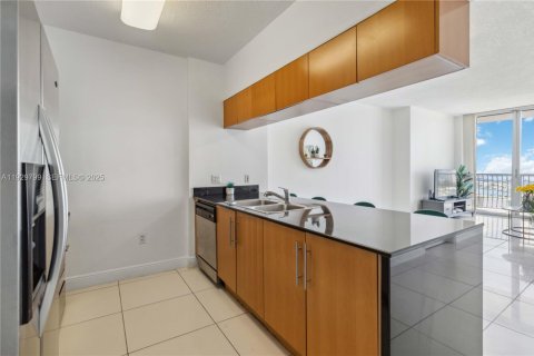Condo in Miami, Florida, 1 bedroom  № 1988807 - photo 7