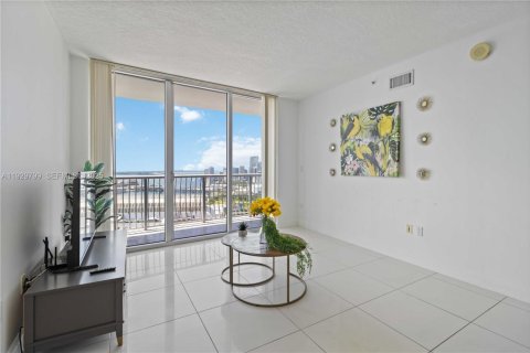 Condo in Miami, Florida, 1 bedroom  № 1988807 - photo 4