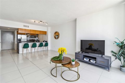 Condo in Miami, Florida, 1 bedroom  № 1988807 - photo 5