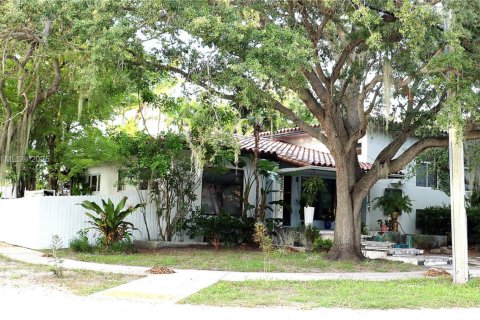 House in Miami, Florida 2 bedrooms, 189.8 sq.m. № 1850359 - photo 1
