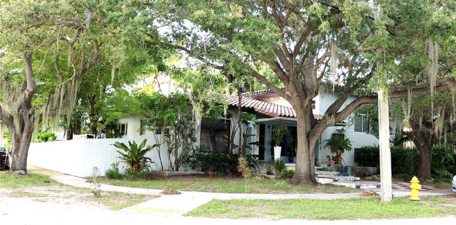 House in Miami, Florida 2 bedrooms, 189.8 sq.m. № 1850359
