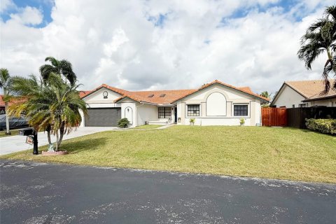 Casa en venta en Davie, Florida, 4 dormitorios, 205.31 m2 № 1983522 - foto 1