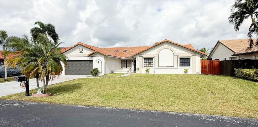 Casa en Davie, Florida 4 dormitorios, 205.31 m2 № 1983522