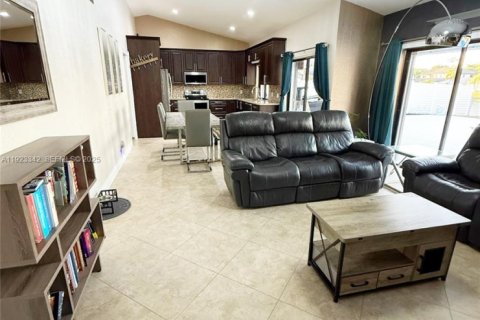 Casa en venta en Davie, Florida, 4 dormitorios, 205.31 m2 № 1983522 - foto 2