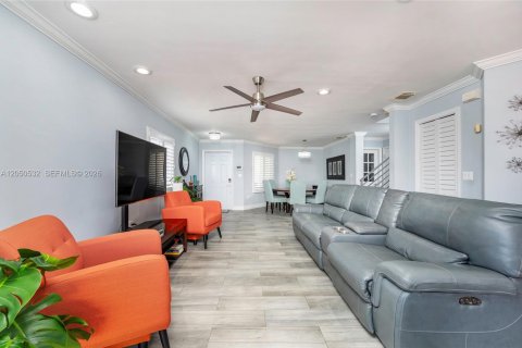Touwnhouse à vendre à Miami, Floride: 3 chambres, 154.87 m2 № 2172907 - photo 9