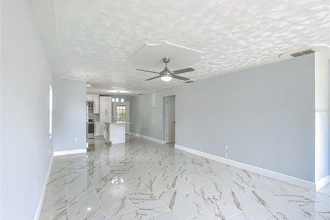 Villa ou maison à vendre à Lady Lake, Floride: 2 chambres, 99.68 m2 № 1612574 - photo 4