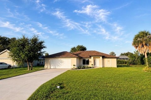 House in Rotonda, Florida 3 bedrooms, 161.37 sq.m. № 2196294