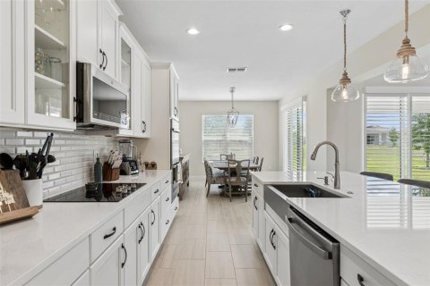 House in Clermont, Florida 5 bedrooms, 364.36 sq.m. № 2226332 - photo 9