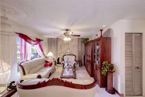 Villa ou maison à vendre à Orlando, Floride: 3 chambres, 145.21 m2 № 2411571 - photo 3